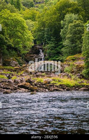 Charmant pont romain en pierre à Glen Lyon, Perthshire, Écosse. Magnifique paysage écossais d'été de Higlands. Banque D'Images