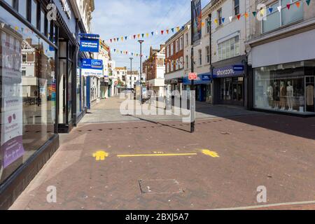 Worthing, Sussex, Royaume-Uni; 7 juin 2020; panneau peint sur le trottoir de la zone piétonne du centre-ville vide montrant 2 mètres pour la distance sociale Banque D'Images
