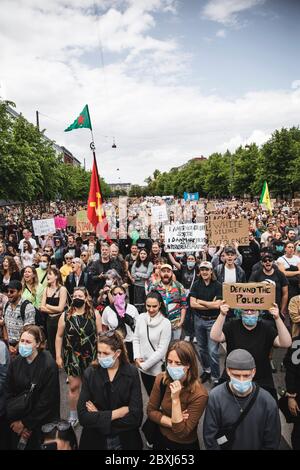 Copenhague, Danemark. 07e juin 2020. Plus de 15.000 manifestants prennent les rues de la capitale danoise pour protester contre le racisme lors de la manifestation Black Lives Matter. Les manifestants se sont rassemblés pacifiquement devant l'ambassade des États-Unis et ont défilé vers les Christiansborg Slotsplads, siège du Parlement danois, dans le centre de Copenhague. (Crédit photo : Gonzale photo - Kenneth Nguyen). Credit: Gonzales photo/Alamy Live News Banque D'Images