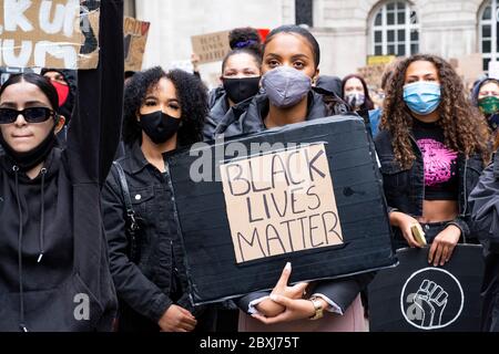 Manchester, Royaume-Uni. 7 juin 2020.. Des milliers de manifestants pacifiques se défont en masse dans le cadre du mouvement Black Lives Matter dans le centre-ville de Manchester. Crédit : Gary Mather/Alay Live News Banque D'Images