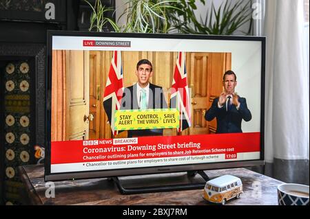 Le briefing quotidien sur les coronavirus de Downing Street avec Rishi Sunak, chancelier de l'Échiquier, et le message « alerte de jour, contrôle du virus ».