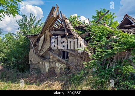 Ruines d'une vieille maison qui s'est effondré en raison de la détérioration. Banque D'Images