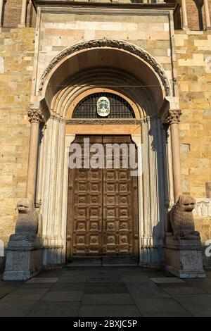 Extérieur de la cathédrale médiévale (Duomo) de Parme, Émilie-Romagne, Italie Banque D'Images