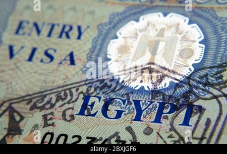 Étiquette de visa d'entrée Egyp avec un timbre sur passeport émis par un agent d'immigration à la frontière et le contrôle des visas. Mise au point sélective. Photo macro. Banque D'Images