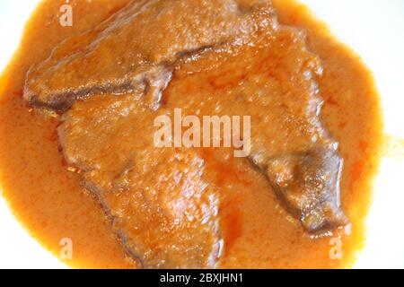 tranches de viande braisées dans le plat avec sauce Banque D'Images