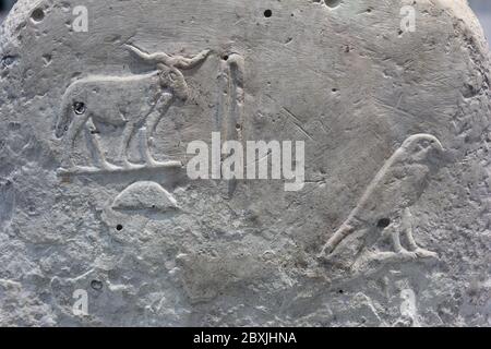 La stèle funéraire avec des inscriptions hiéroglyphiques. Environ 3000BC. La pierre calcaire. D'Abydos, en Égypte. Musée du Louvre à Lens, France. Banque D'Images