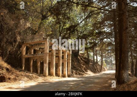 Structure en béton abandonnée d'un bâtiment le long de la route de terre dans le parc national Cerro El Baúl. Quetzaltenango, Guatemala. Mars 2019 Banque D'Images