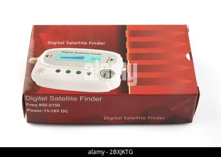 Recherche de satellite numérique. Détecteur de signal satellite isolé sur fond blanc. Banque D'Images