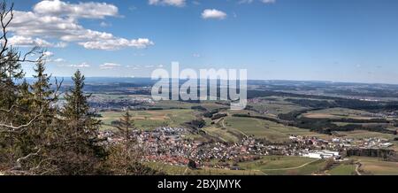 A quelques pas du Mont Klippeneck, vous trouverez le Mont Hummelsberg, haut de 1,001 mètres. De là, vous avez une vue sur la forêt d'Alb Banque D'Images