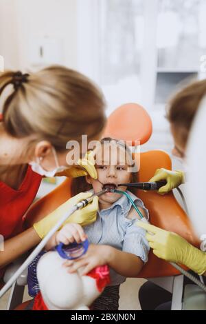 Dentistes femmes traitant les dents de l'enfant Banque D'Images