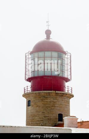 Le sommet du phare sur la pointe du cap Saint Vincent, le point le plus au sud-ouest du Portugal et de l'Europe continentale avec une brume typique Banque D'Images