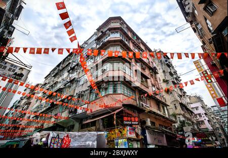 Hong Kong - 07 février 2018 - vue panoramique sur la Chine et les drapeaux de Hong Kong dans Temple Street à Kowloon, Hong Kong Banque D'Images