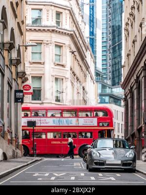 Londres - 02 mars 2019 - Red bus et scène de rue du centre de Londres, Londres, Royaume-Uni Banque D'Images