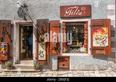 11 août 2017, Krumlov, République Tchèque. Entrée et fenêtre d'une boutique de souvenirs sur la rue Cheski Krumlov. Les fenêtres sont décorées avec publicité Banque D'Images