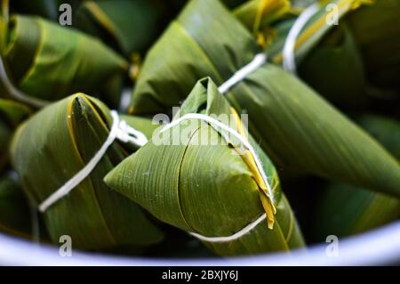 Gros plan sur le Zongzi chinois, les boulettes de riz chinois traditionnel pour les festivals de bateaux-dragons (Festival Duanwu). Banque D'Images