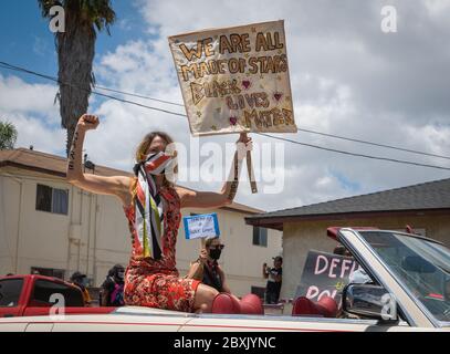 Compton, États-Unis. 7 juin 2020. Participant avec signe de protestation au Comtton Cowboy Peace Ride en l'honneur de George Floyd. Crédit : Jim Newberry/Alay Live News. Banque D'Images