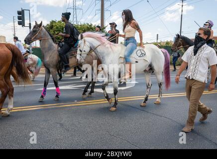 Compton, États-Unis. 7 juin 2020. Les cavaliers au Comtton Cowboy Peace Ride en l'honneur de George Floyd. Crédit : Jim Newberry/Alay Live News. Banque D'Images