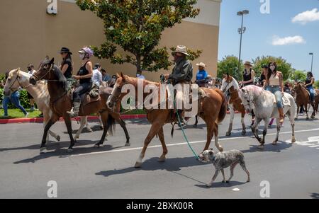 Compton, États-Unis. 7 juin 2020. Les cavaliers au Comtton Cowboy Peace Ride en l'honneur de George Floyd. Crédit : Jim Newberry/Alay Live News. Banque D'Images