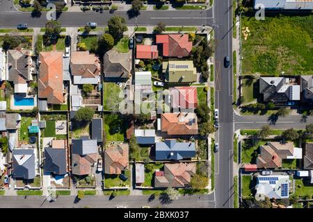 Vue aérienne en haut des maisons dans la banlieue de Melbourne de Preston Victoria le jour de l'été Banque D'Images