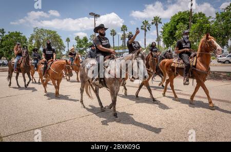 Compton, États-Unis. 7 juin 2020. Les cavaliers au Comtton Cowboy Peace Ride en l'honneur de George Floyd. Crédit : Jim Newberry/Alay Live News. Banque D'Images