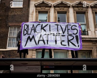 Londres, Royaume-Uni. 7 juin 2020. Les vies noires comptent pour protester à Londres. À la mémoire de George Floyd qui a été tué le 25 mai alors qu'il était en garde à vue dans la ville américaine de Minneapolis. Crédit: Yousef Al Nasser Banque D'Images