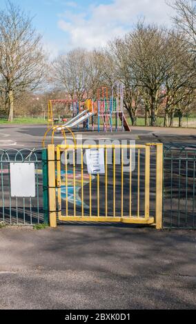 Aire de jeux pour enfants fermée et désertée en raison d'être fermée à cause du virus Corona Covid 19. Kingscote Park Blackpool Lancashire Angleterre Royaume-Uni Banque D'Images
