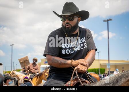 Compton, États-Unis. 7 juin 2020. Les cavaliers au Comtton Cowboy Peace Ride en l'honneur de George Floyd. Crédit : Jim Newberry/Alay Live News. Banque D'Images