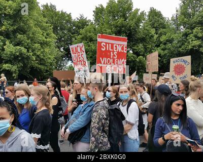 Copenhague, Danemark. 7 juin 2020. Les gens participent à une manifestation « Black Lives Matter » à Copenhague, au Danemark, le 7 juin 2020. Plus de 15,000 manifestants se sont rassemblés dans un climat paisible devant l'ambassade des États-Unis, dans le centre de la capitale danoise, dimanche après-midi, criant des slogans et tenant des banderoles dans le cadre de la manifestation danoise « Black Lives Matter ». Crédit : David A. Williams/Xinhua/Alay Live News Banque D'Images