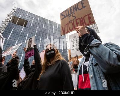 Londres. ROYAUME-UNI. Le 7 juin 2020. Les manifestants du BLM qui se tiennent devant l'ambassade américaine pendant la vie des Noirs comptent. Banque D'Images