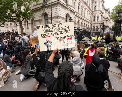Londres. ROYAUME-UNI. Le 7 juin 2020. Les manifestants de BLM en face de Downing Street pendant la vie noire comptent. Banque D'Images