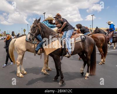 Compton, États-Unis. 7 juin 2020. Les cavaliers au Comtton Cowboy Peace Ride en l'honneur de George Floyd. Crédit : Jim Newberry/Alay Live News. Banque D'Images