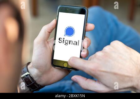 Antalya, TURQUIE - 8 juin 2020. Smartphone affichant le logo de l'application signal Private Messenger. Banque D'Images