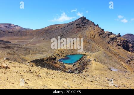 Plateau volcanique pittoresque du Mont Tongariro avec Emerald Lakes au Tongariro Alpine Crossing en Nouvelle-Zélande. Banque D'Images