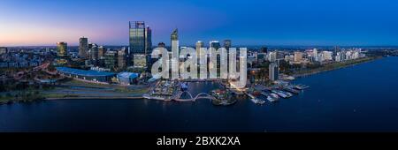 Perth Australie 5 novembre 2019 : vue panoramique aérienne de la magnifique ville de Perth sur le fleuve Swan au crépuscule Banque D'Images