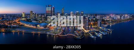 Perth Australie 5 novembre 2019 : vue panoramique aérienne de la magnifique ville de Perth sur le fleuve Swan au crépuscule Banque D'Images