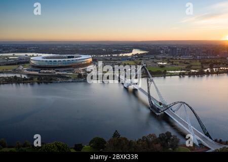 Perth Australie 5 novembre 2019 : vue panoramique aérienne du stade Optus et du pont Matagarup à Perth, Australie occidentale Banque D'Images