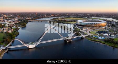 Perth Australie 5 novembre 2019 : vue panoramique aérienne du stade Optus et du pont Matagarup à Perth, Australie occidentale Banque D'Images