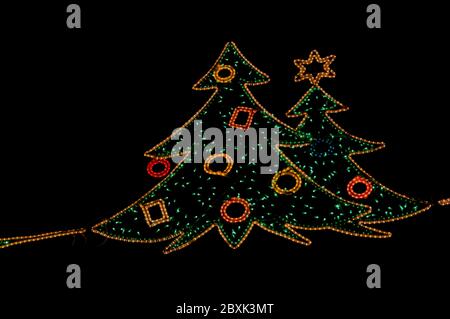 LES AMPOULES LED forment un arbre de Noël décorant les rues d'une ville avec des lumières colorées Banque D'Images