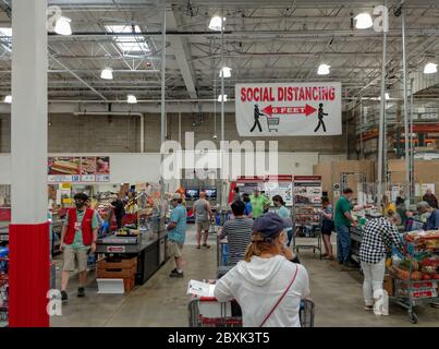 NASHUA, NH / USA - 06 JUIN 2020 : activité de distanciation sociale et signalisation au départ de Costco Lines, 06 juin 2020 Banque D'Images