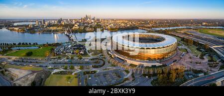 Perth Australie 5 novembre 2019 : vue panoramique aérienne du stade Optus et du pont Matagarup avec la ville de Perth en arrière-plan. Banque D'Images