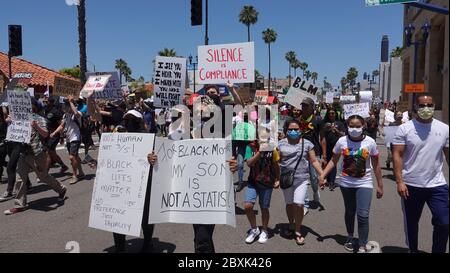 Oceanside, CA / USA - 7 juin 2020 : des manifestants ont fait des signes lors d'une paisible marche de protestation de Black Lives Matter dans le comté de San Diego. Banque D'Images