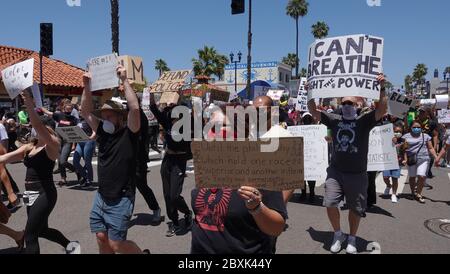 Oceanside, CA / USA - 7 juin 2020 : des manifestants ont fait des signes lors d'une paisible marche de protestation de Black Lives Matter dans le comté de San Diego. Banque D'Images