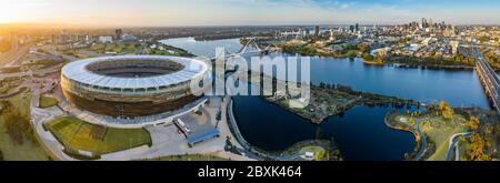 Perth Australie 5 novembre 2019 : vue panoramique aérienne du stade Optus et du pont Matagarup avec la ville de Perth en arrière-plan. Banque D'Images