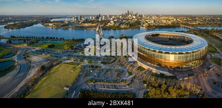 Perth Australie 5 novembre 2019 : vue panoramique aérienne du stade Optus et du pont Matagarup avec la ville de Perth en arrière-plan. Banque D'Images