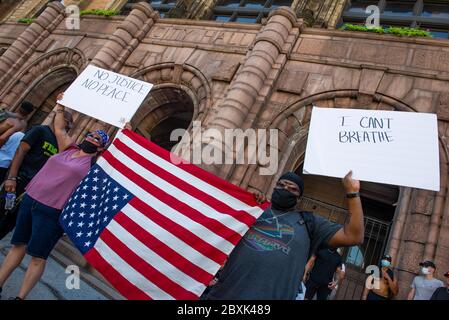 Saint Louis, Missouri, États-Unis. 7 juin 2020. Plus d'un millier de personnes se rassemblent pour protester contre la brutalité policière à Saint-Louis, Missouri. Crédit : James Cooper/ZUMA Wire/Alay Live News Banque D'Images