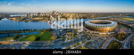 Perth Australie 5 novembre 2019 : vue panoramique aérienne du stade Optus et du pont Matagarup avec la ville de Perth en arrière-plan. Banque D'Images