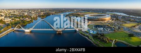 Perth Australie 5 novembre 2019 : vue panoramique aérienne du stade Optus et du pont Matagarup avec la ville de Perth en arrière-plan. Banque D'Images