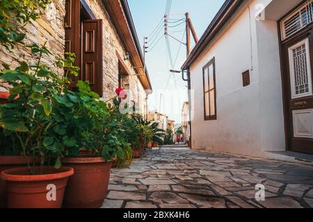 Village de Lefkara avec rues étroites, situé dans les montagnes, Chypre. Ancienne ville touristique historique de l'île. Banque D'Images