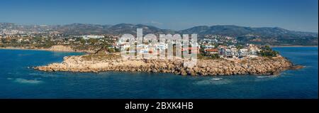 Chypre côte avec mer bleue et villas sur la falaise pour la station, vue aérienne. Banque D'Images