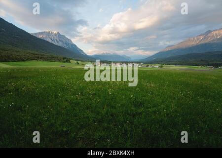 Vue panoramique sur la prairie de fleurs au village de Wildermieming au coucher du soleil, Tyrol, Autriche Banque D'Images
